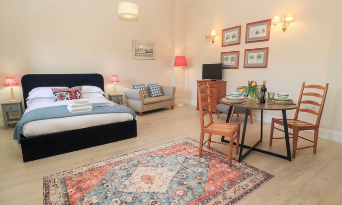 Cheltenham Cabaña | SWALLOW STUDIO, pet friendly, with a garden in Andoversford