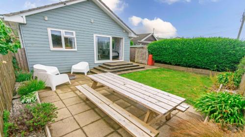 Croyde Casa | Swallows Croyde - Open plan beach chalet & close proximity to the beach - Sleeps 6
