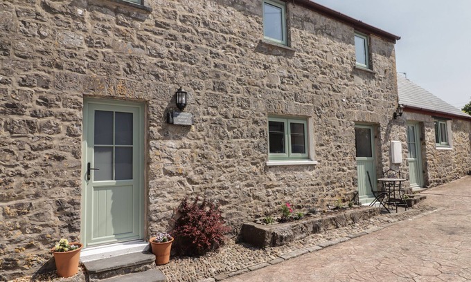 Kilgetty Cabaña | SWALLOWS RETREAT, pet friendly, character holiday cottage in Carew