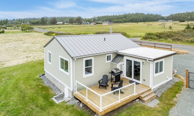Oak Harbor Cabaña | 326 Swan Lake Cottage: 2 BR, 1 BA Cottage in Oak Harbor, Sleeps 5