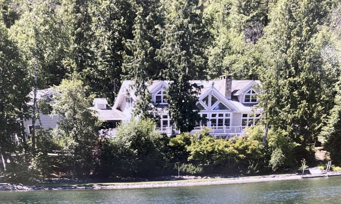Bigfork Casa | Swan Lake House - 6 Bed 6.5 Bath - Sleeps 12 - 200 ft ON WATER Heated Driveway