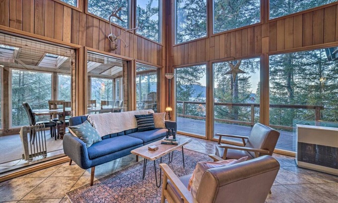 Seldovia Casa | Swanhouse. Waterfront home. Walk to trails!