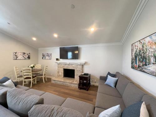 Hermosa Village Casa | Swanky 5 bedroom 45 bath home (3 Master Suites)