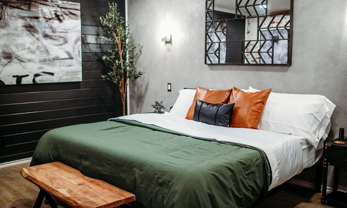 Paris Casa | Swanky Bungalow. King Bed. Sleeps 3. Centrally located.