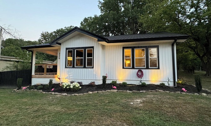 Rossville Casa | Swanky cottage Hot Tub 6.4 miles to Chattanooga
