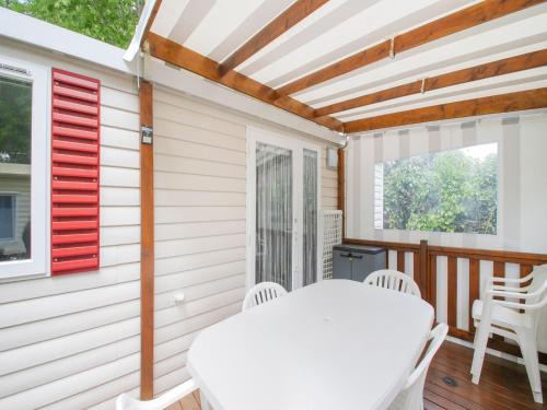 Saint-Jean-de-Monts Chalet De Esquí | Swanky Mobile Home in Saint Jean de Monts near Seabeach