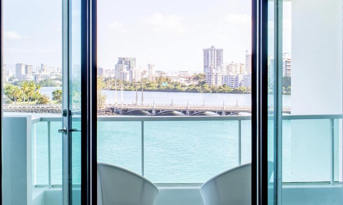 Puerta de Tierra Apartamento | Swanky Oceanside Condado Penthouse