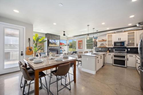 Old Town North Casa | Swanky Townhome near Old Town, Breweries & River!