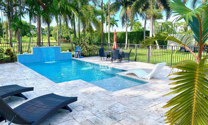 Lake Worth Casa | Swans Nest East - 2BDRM Sanctuary / Piscina climatizada moderna