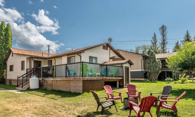East Kootenay Apartamento | Serene Swan | Indoor Fireplace | 5 Min to Beach