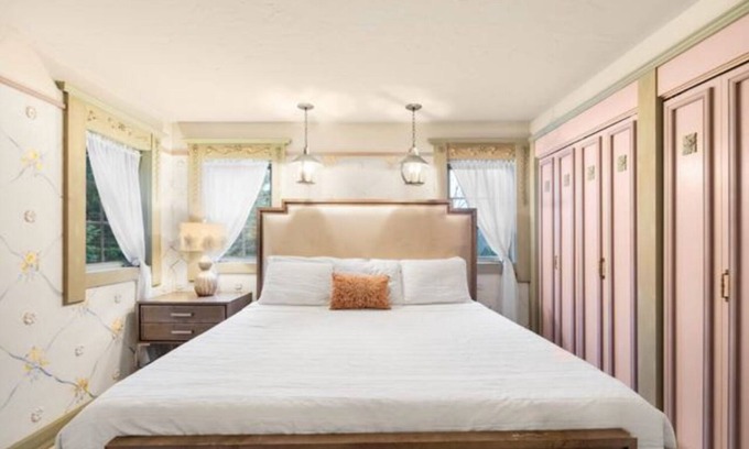 La Crosse Casa | Swedish Storybook in bluffs hiking trails & stream