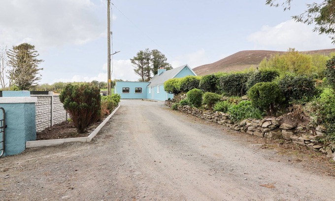 MacGillycuddy's Reeks Cabaña | SWEENEY'S COTTAGE, family friendly in Beaufort, County Kerry