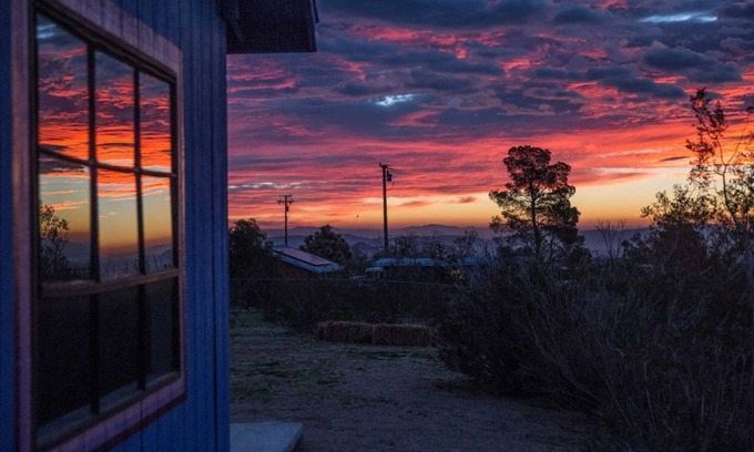 Joshua Tree Casa | Sweeping Desert Views w/ soaking tub, hammocks, chef's kitchen