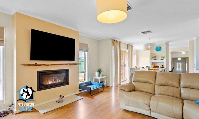Victor Harbor Casa | Sweeping Ocean Views 4BR on One Acre