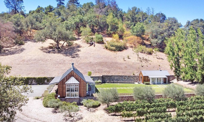 St. Helena Villa | Sweeping views of vineyards and mountains in Napa Valley
