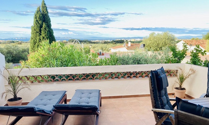 El Mas Bosca Apartamento | Sweeping views over the bay of Roses