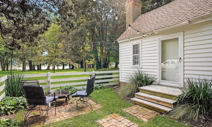 Locustville Apartamento | Sweet 1BDR Farm Cottage with Fire Pit and Creek View