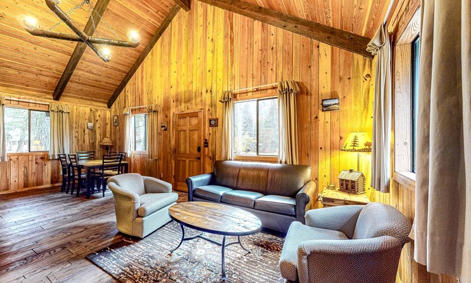 Joseph Casa | Sweet alpine cabin with mountain views & fireplace - walk to tram & Wallowa Lake