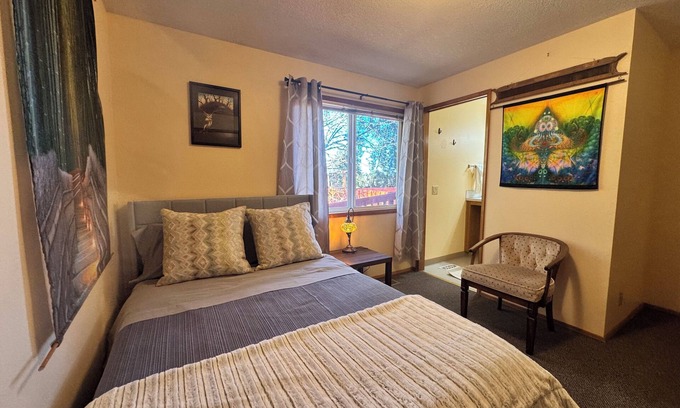Sherwood - Tualatin South Casa | Sweet Bamboo Room with Half-Bath in delightful Sherwood with AC, WiFi, TV