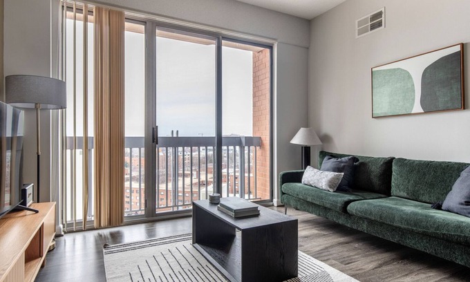 Woodmont Triangle Apartamento | Sweet Bethesda 2BR w/ Gym & Rooftop, nr Metro & Shops, by Blueground