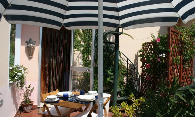 Celle Ligure Apartamento | SWEET BLUE, un pequeño paraíso azul marino en un oasis verde.