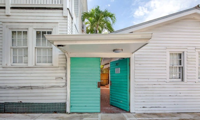 Historic Seaport Casa | Sweet Caroline by Brightwild Pool Parking