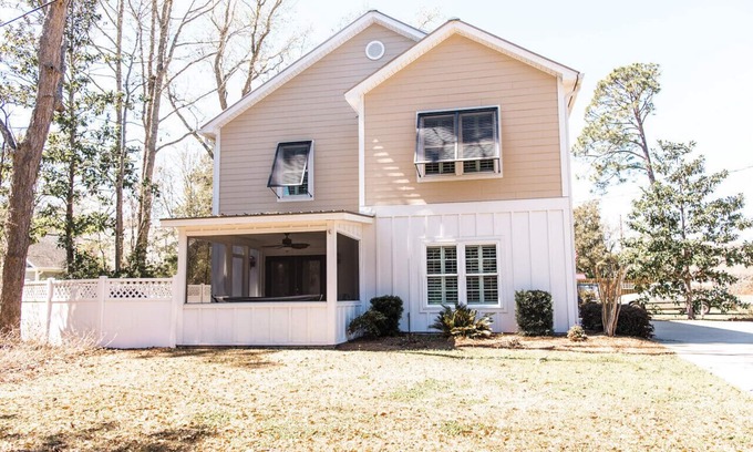 Murrells Inlet Cabaña | Sweet Caroline’s Inlet Cottage;Walk to Marshwalk! Porch,Grill,Cornhole,Foosball