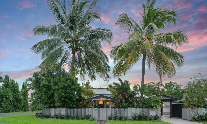 Palm Cove Casa | Sweet Creek Cottage, Palm Cove, 200m to Beach, Heated Pool, Pets