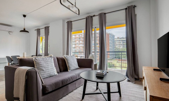 El Putget i Farro Apartamento | Sweet El Putxet i el Farró 3BR w/ Doorman, Pool & Garden, by Blueground