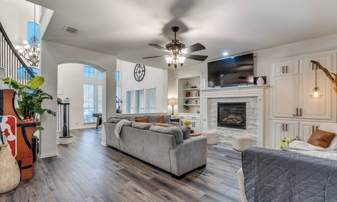 Grand Prairie Casa | Sweet Escape Homes: Great for Large Families - Beautifully Remodeled