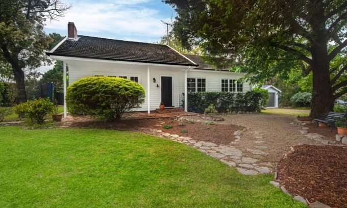 Bomaderry Casa | Sweet Gum Cottage - Unique Charm & Expansive Backyard!