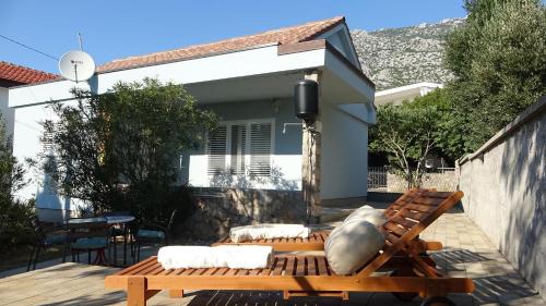 Ribarica Casa | Sweet house with garden 35 meters from sea
