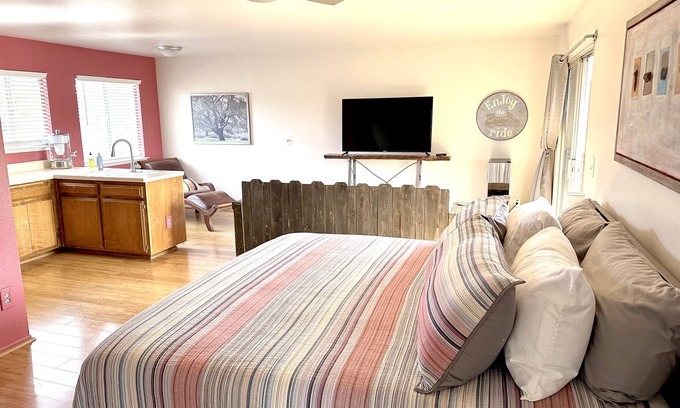 Los Olivos Apartamento | Sweet King Retreat in Downtown Los Olivos