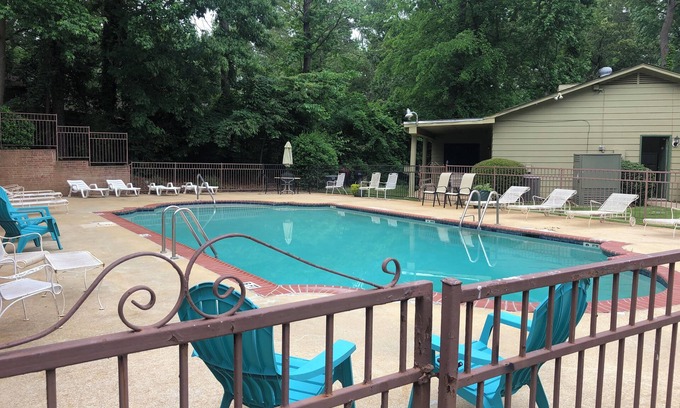 Hoover Condominio | Sweet Little Nest Condo with pool-Hoover Sports Plex and Oak Mountain State Park
