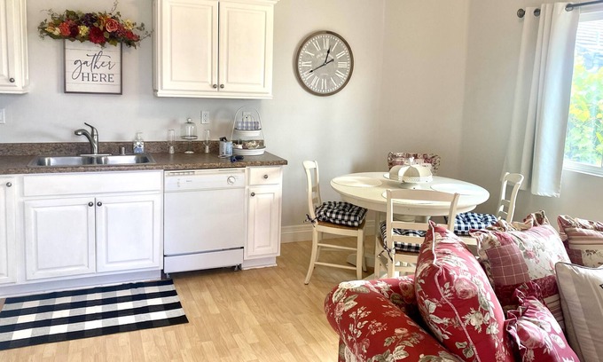Ramona Cabaña | Sweet Magnolia Home Inspired Country Cottage Overlooking Small Vineyard