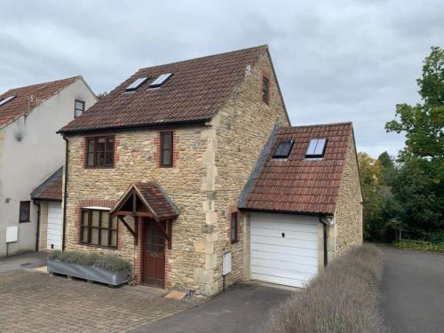 Frome Casa | Sweet Modern Country Cottage with Garden