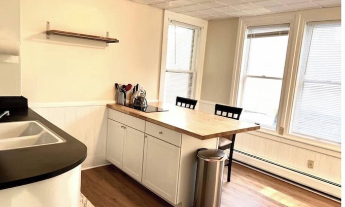 Old North End Apartamento | Sweet n Petite: Downtown ChurchStreet Area-Parking