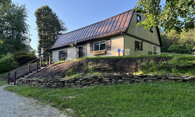 Laurelville Cabaña | Sweet Nell’s Cozy Cottage with hot tub in the heart of Hocking Hills.