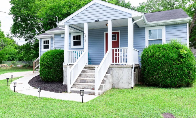 Ringgold Casa | Sweet Peach Bungalow 2BR + laundry. One mile from I-75 yet quiet. Newly updated.