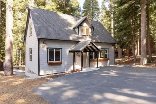 Tahoma Casa | Sweet Pine Deck Hot Tub Cozy Modern Interior Close to Ski Resort