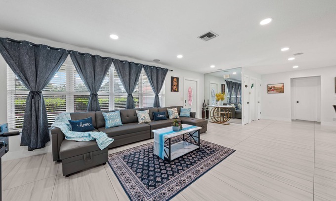 Riviera Beach Casa | Family Home, 4 Miles to Beach, Near Airport, walk to Rapids Water Park