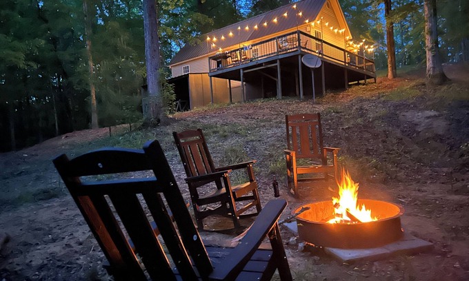 Eclectic Cabina | Sweet Retreat Cabin on 2acres of woods, 2miles from Lake Martin, pet friendly