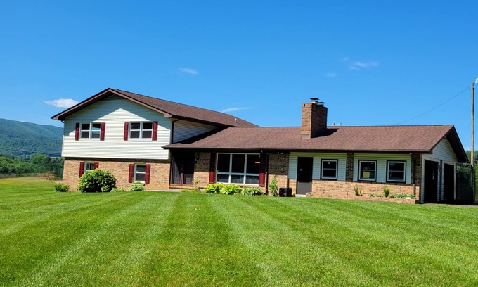 Sugar Grove Casa | SWEET RETREAT! Pool-side mountain view and spa.