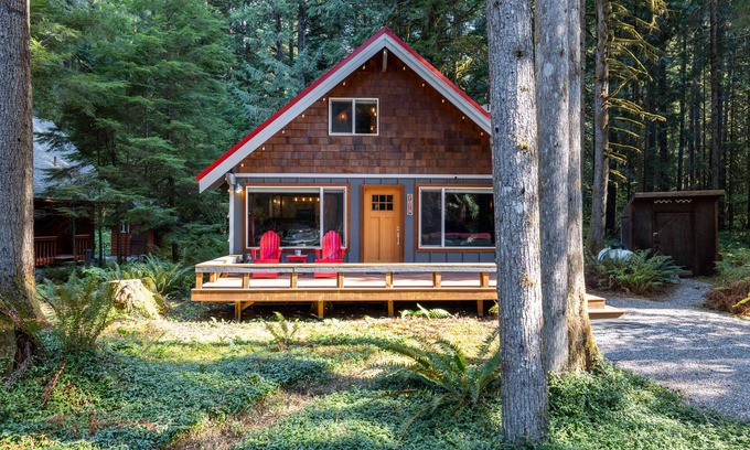 Glacier Cabina | Sweet Romantic Cabin, private hot tub. Perfect for a couples getaway.