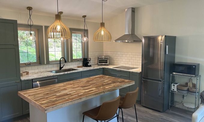 Salt Spring Island Cabaña | Sweet Saltspring Cottage on 13 acres close to Cusheon Lake
