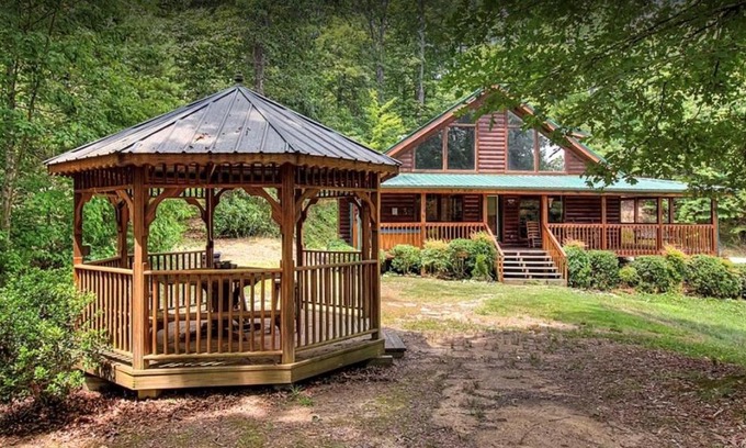 Sevierville Casa | Sweet Seclusion, Hot Tub, Air Hockey, WIFI, 685 FREE tickets each paid day