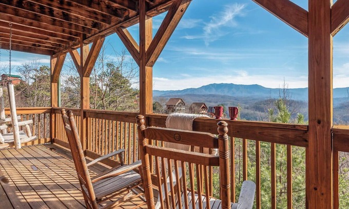 Gatlinburg - Pigeon Forge Complejo | Sweet Slice of Heaven is a warm and inviting two-bedroom cabin