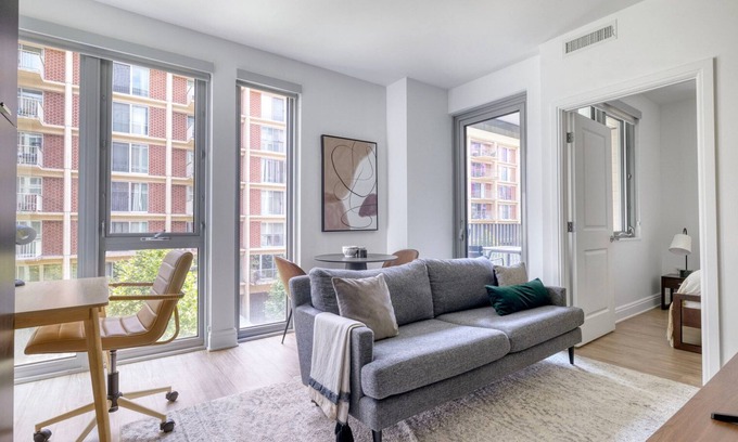 Southwest Federal Center Apartamento | Sweet SW Waterfront 1BR w/ Gym & Roof Pool, nr Train, by Blueground