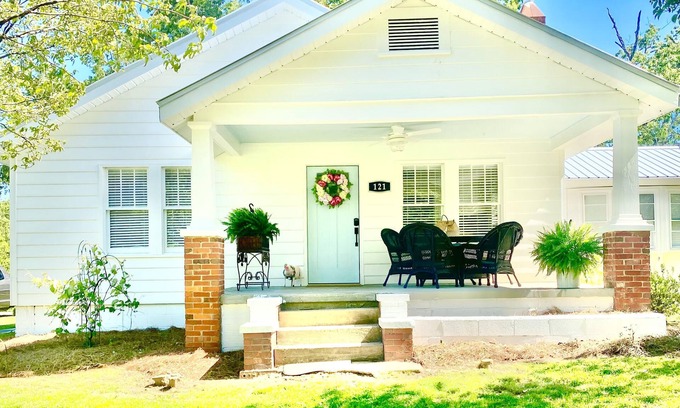 Clarkesville Cabaña | Sweet Tea Cottage. 11 miles to Helen and 2 Miles to Downtown Clarkesville.