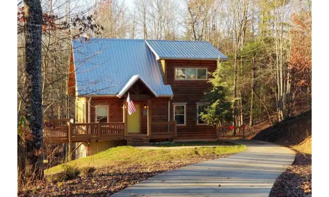 Boomer Cabina | Sweet Water Lodge -Beautiful Cabin in NC Mountains